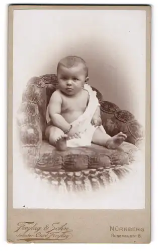 Fotografie Freytag & Sohn, Nürnberg, Rosenaustrasse 6, Kleines Baby auf einem Sessel
