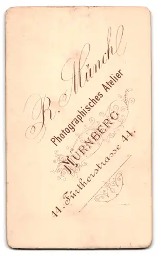 Fotografie R. Münch, Nürnberg, Fürtherstrasse 44, Kleinkind in zeitgenössischer Kleidung mit Hut