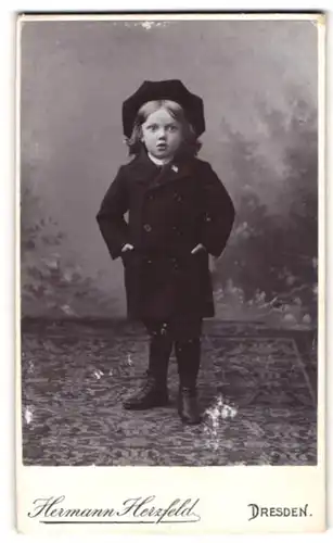 Fotografie Hermann Herzfeld, Dresden, Altmarkt, Kleines Mädchen in schwarzer zeitgenössischer Kleidung