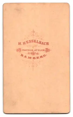 Fotografie H. Hesselbach, Bamberg, Vollbärtiger Mann im Mantel