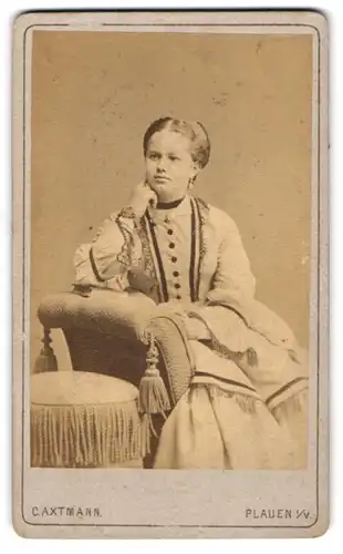 Fotografie C. Axtmann, Plauen i. V., Dame im weissen Kleid in der Denkerpose