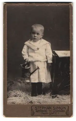 Fotografie Stephan Simon, Nürnberg, Georgstr. 1, Niedliches Baby mit einer Giesskanne in der Hand