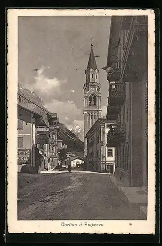 AK Cortina d`Ampezzo, Strassenpartie mit Kirchturm
