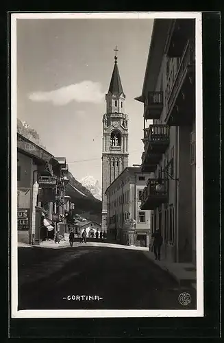 AK Cortina d`Ampezzo, Strasse mit Blick zur Kirche