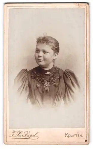 Fotografie F. X. Siegel, Kempten, Kotternerstrasse, Bürgerliche Dame mit Puffärmeln mit einem Lächeln