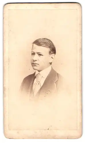 Fotografie unbekannter Fotograf und Ort, Junger Mann mit Krawatte