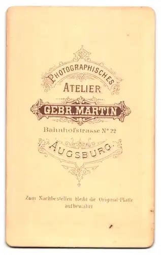 Fotografie Gebr. Martin, Augsburg, Bahnhofstrasse 22, Ehepaar in zeitgenössischer Kleidung