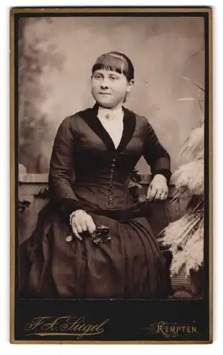 Fotografie F. X. Siegel, Kempten, Kotterner Strasse, Bürgerliche Frau im schwarzen Kleid mit kurzem Pony