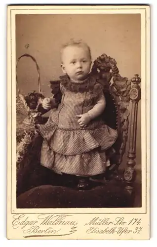 Fotografie Edgar Wallnau, Berlin, Müller-Str. 174, Niedliches Baby im Kleid auf einem Stuhl