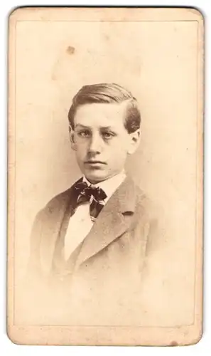 Fotografie L. Nagel, Hoboken, Washington Street 102, Junger Knabe mit Fliege