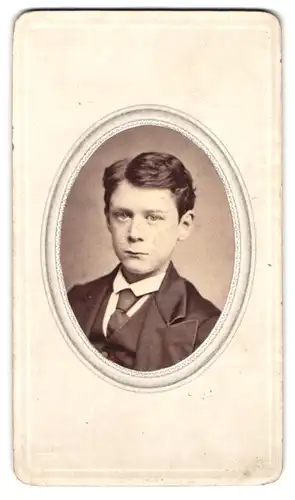 Fotografie W. G. Yarrow, Richmond, Junger Knabe mit Krawatte