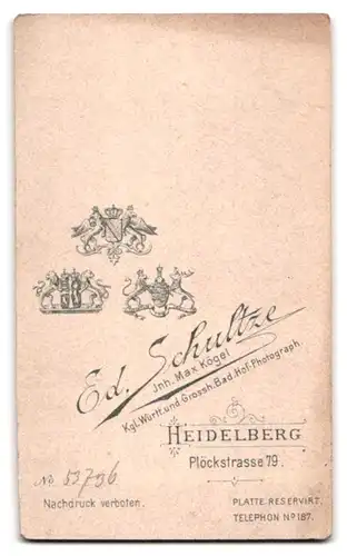 Fotografie E. Schultze, Heidelberg, Plöck 79, Niedliches Baby im weissen Kleid auf einem Stuhl