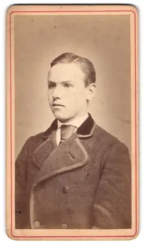 Fotografie G. Ofinger, Weinheim, Junger bürgerlicher Mann im Mantel mit Krawatte