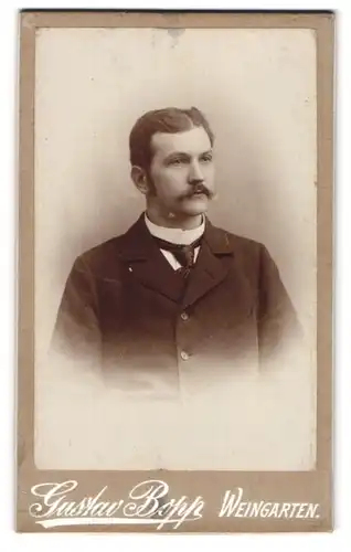 Fotografie Gustav Bopp, Weingarten, Bürgerlicher Mann im Mantel mit Krawatte und Schnurrbart