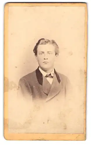 Fotografie G. Hage, Weingarten, Junger Mann im Mantel