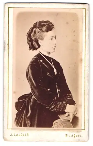 Fotografie J. Gaugler, Stuttgart, Calwerstrasse 58, Bürgerliche Dame im schwarzen Kleid mit Halskette