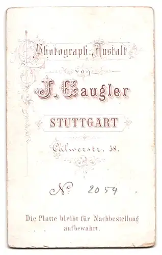 Fotografie J. Gaugler, Stuttgart, Calwerstrasse 58, Bürgerliche Dame im schwarzen Kleid mit Halskette