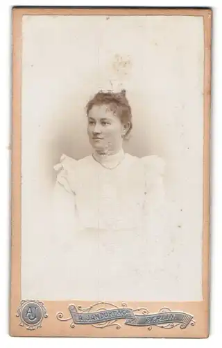 Fotografie A. Jandorf, Berlin, Belle-Alliance-Str. 1, Dame im weissen Kleid mit Halskette