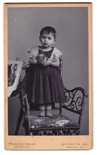 Fotografie Francois Cornand, Berlin, Leipziger-Str 115 / 118, Süsses Kleinkind im Kleid mit Ball in der Hand