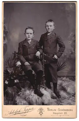 Fotografie Adolph Tepper, Berlin-Schöneberg, Hauptstrasse 22, Zwei Jungen im Anzug mit Fliege