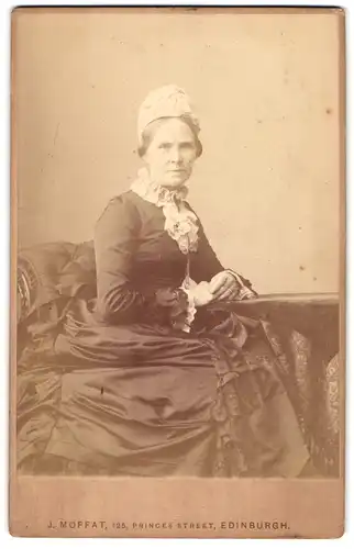 Fotografie J. Moffat, Edinburgh, 125, Princes Street, Bürgerliche Dame im Kleid mit Haube