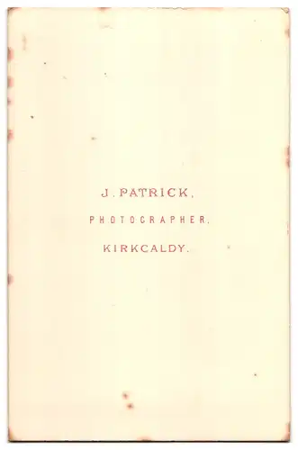 Fotografie J. Patrick, Kirkcaldy, Charmanter Herr im Anzug mit Vollbart