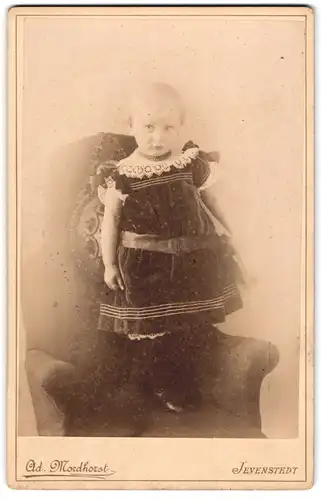 Fotografie Ad. Mordhorst, Jevenstedt, Kind im Samtkleid mit Halskette