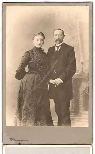 Fotografie Ludwig Mertens, Rendsburg, Bürgerliches Paar in hübscher Kleidung