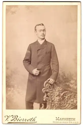 Fotografie V. Bierreth, Mannheim, Heidelberger-Strasse O. 6. 5, Modisch gekleideter Herr mit Zwicker