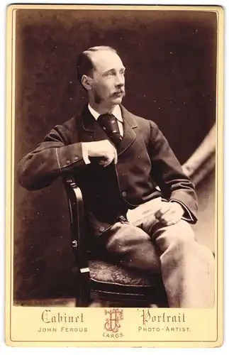 Fotografie John Fergus, Largs, Modisch gekleideter Herr mit Schnauzbart