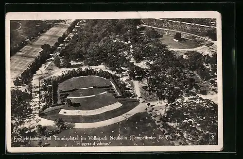 AK Berlin-Neukölln, Fliegeraufnahme der Freilichtbühne und der Tennisplätze im Volkspark, Temepelhofer Feld