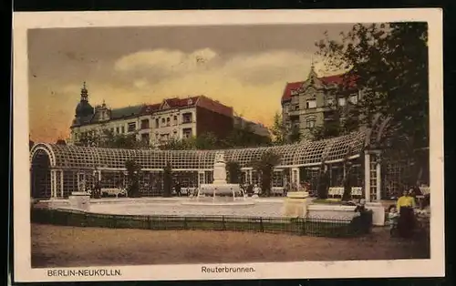 AK Berlin-Neukölln, Reuterbrunnen mit Park