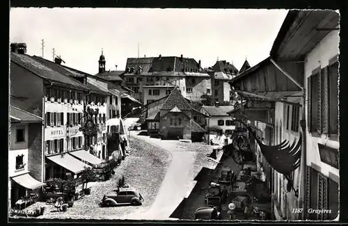 AK Gruyeres, Strassenpartie mit Häusern und Autos