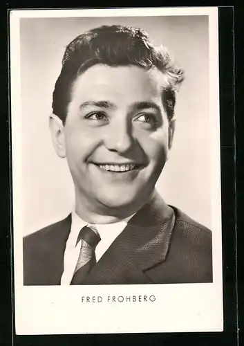AK Musiker Fred Frohberg mit charismatischem Lächeln zur Seite