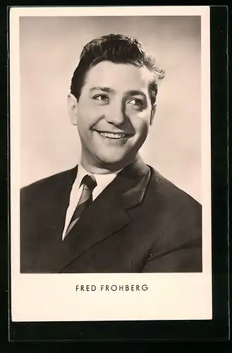 AK Musiker Fred Frohberg im Anzug mit einem Lächeln zur Seite