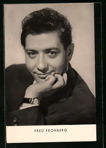 AK Musiker Fred Frohberg mit der Hand am Kinn