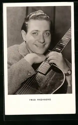 AK Musiker Fred Frohberg mit Gitarre