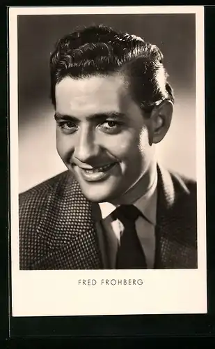 AK Musiker Fred Frohberg mit Krawatte und charmantem Lächeln