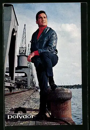 AK Musiker Freddy Quinn in einer Lederjacke am Hafen