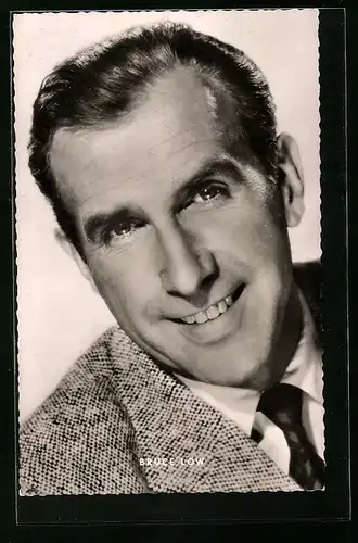 AK Musiker Bruce Low mit chaarmantem Lächeln in die Kamera