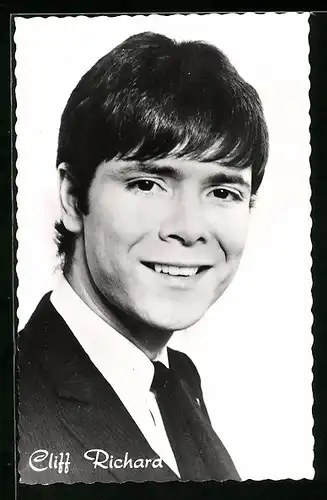 AK Musiker Cliff Richard mit sympathischem Blick in die Kamera