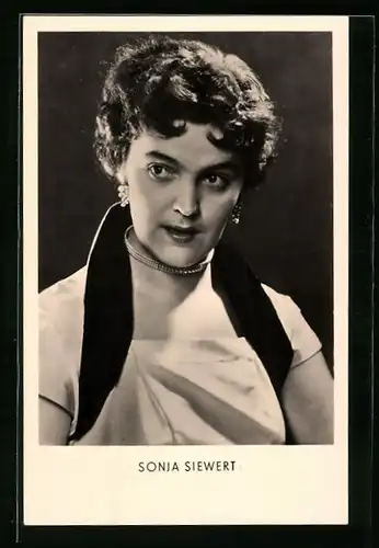 AK Musikerin Sonja Siewert mit Halskette