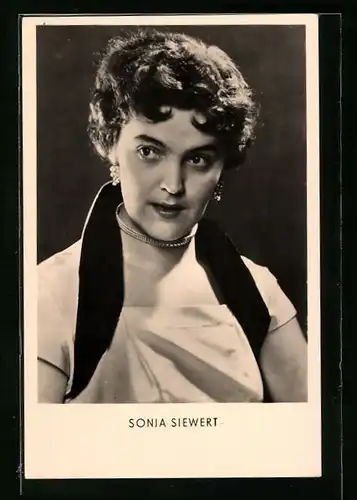 AK Musikerin Sonja Siewert in schwarzweiss fotografiert