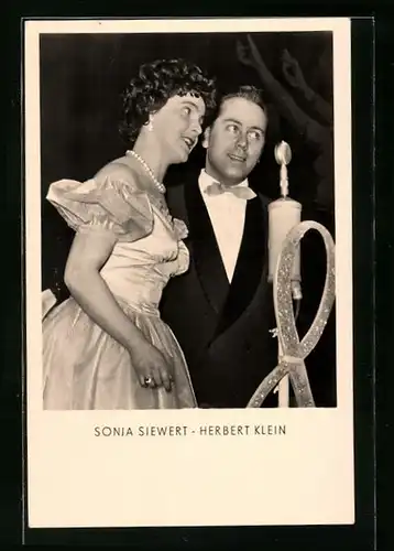 AK Musiker Sonja Siewert und Herbert Klein in schwarzweiss fotografiert