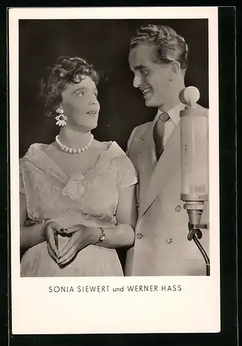 AK Musiker Sonja Siewert und Werner Hass schauen sich gegenseitig an