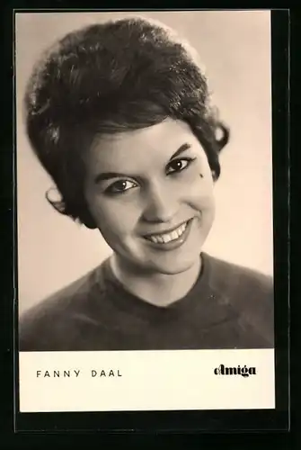 AK Musikerin Fanny Daal mit sympathischem Lächeln in die Kamera