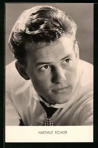 AK Musiker Hartmut Eichler im weissen Hemd mit Krawatte