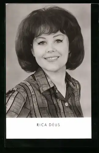 AK Musikerin Rica Deus mit offenen Haaren und charmantem Lächeln