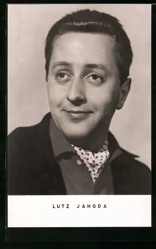 AK Musiker Lutz Jahoda mit einem Lächeln in die Ferne