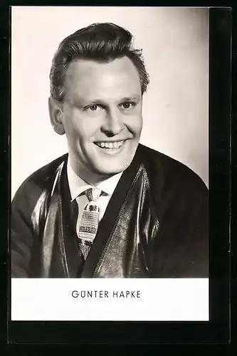 AK Musiker Günter Hapke mit freundlichem Lächeln zur Seite